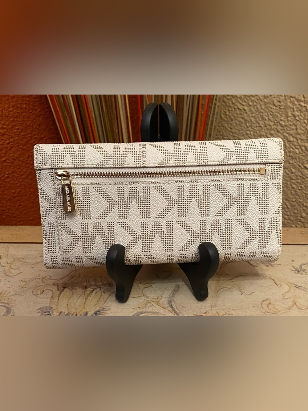Michael Kors -EUC - Jet Set Signature Checkbook Wallet - EXCELLENT CONDITION!! - Picture 2 of 10